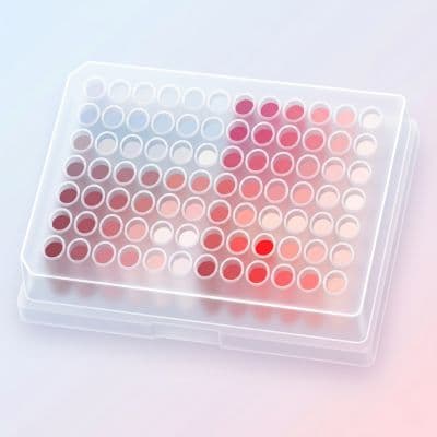 Badacz dodający pipetą roztwory związków do testów lekowych